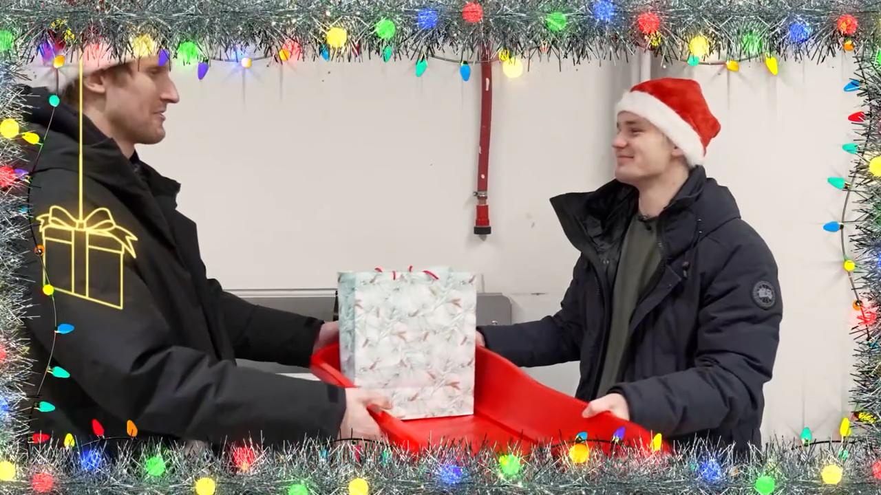 HIFK-tähdet Roope Taponen ja Niko Hovinen joutuivat etsimään joululahjat toisilleen – klassikkotavaroiden lisäksi mukaan lähti yllätyksiä