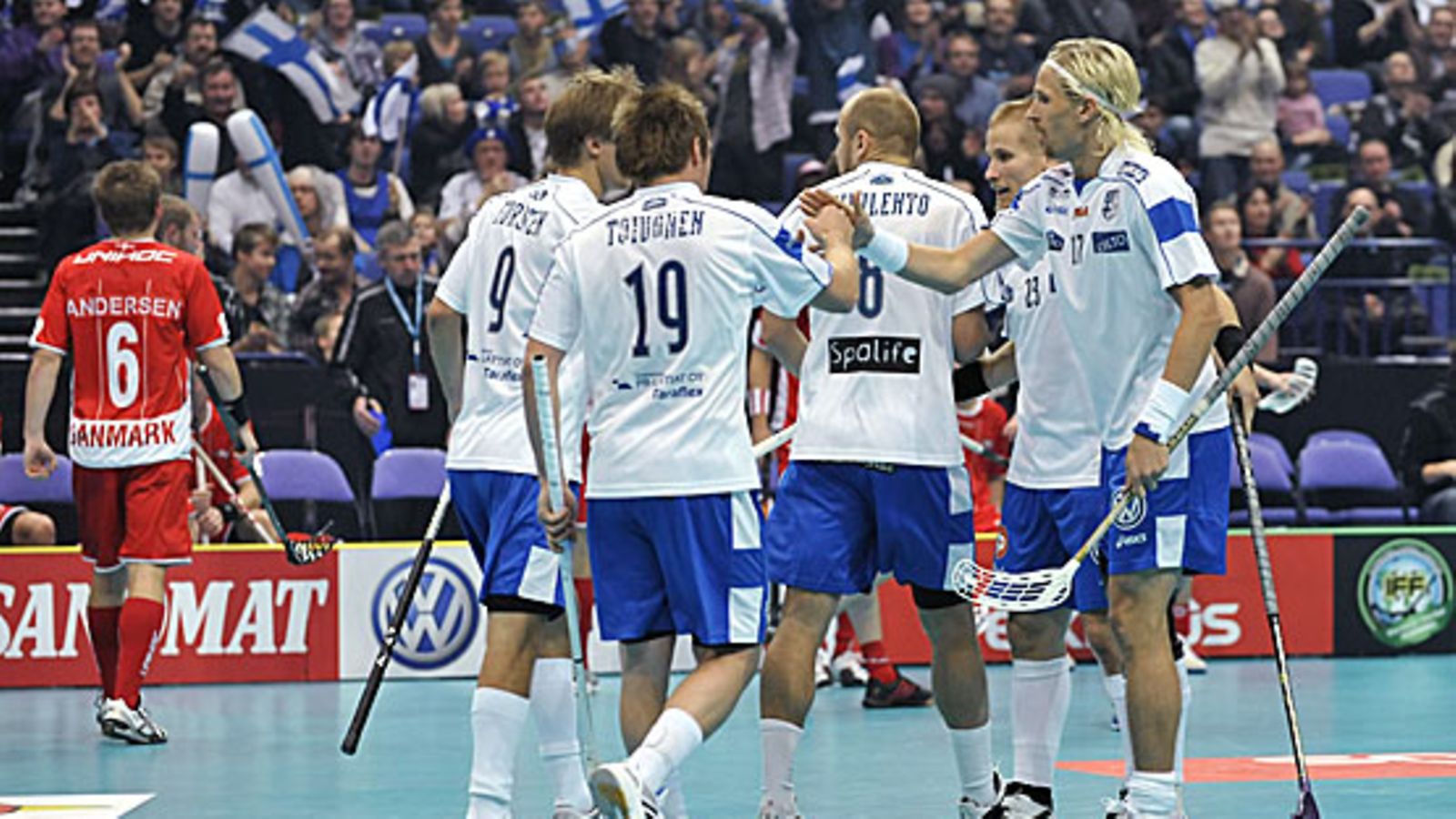 Harri Forsten, Timo Toivonen, Juha Kivilehto, Mikael Järvi ja Mikko Kohonen juhlivat Suomen maalia