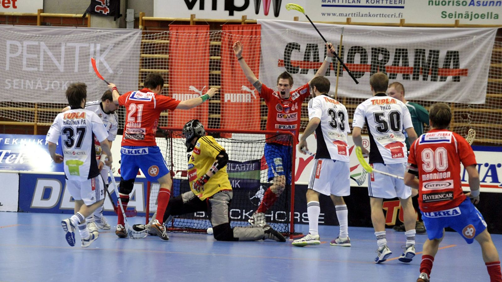SPV:n Teppo Mäkelä #21 tuulettaa ottelun ensimmäistä maalia SSV:n maalivahti Henri Toivoniemen taakse