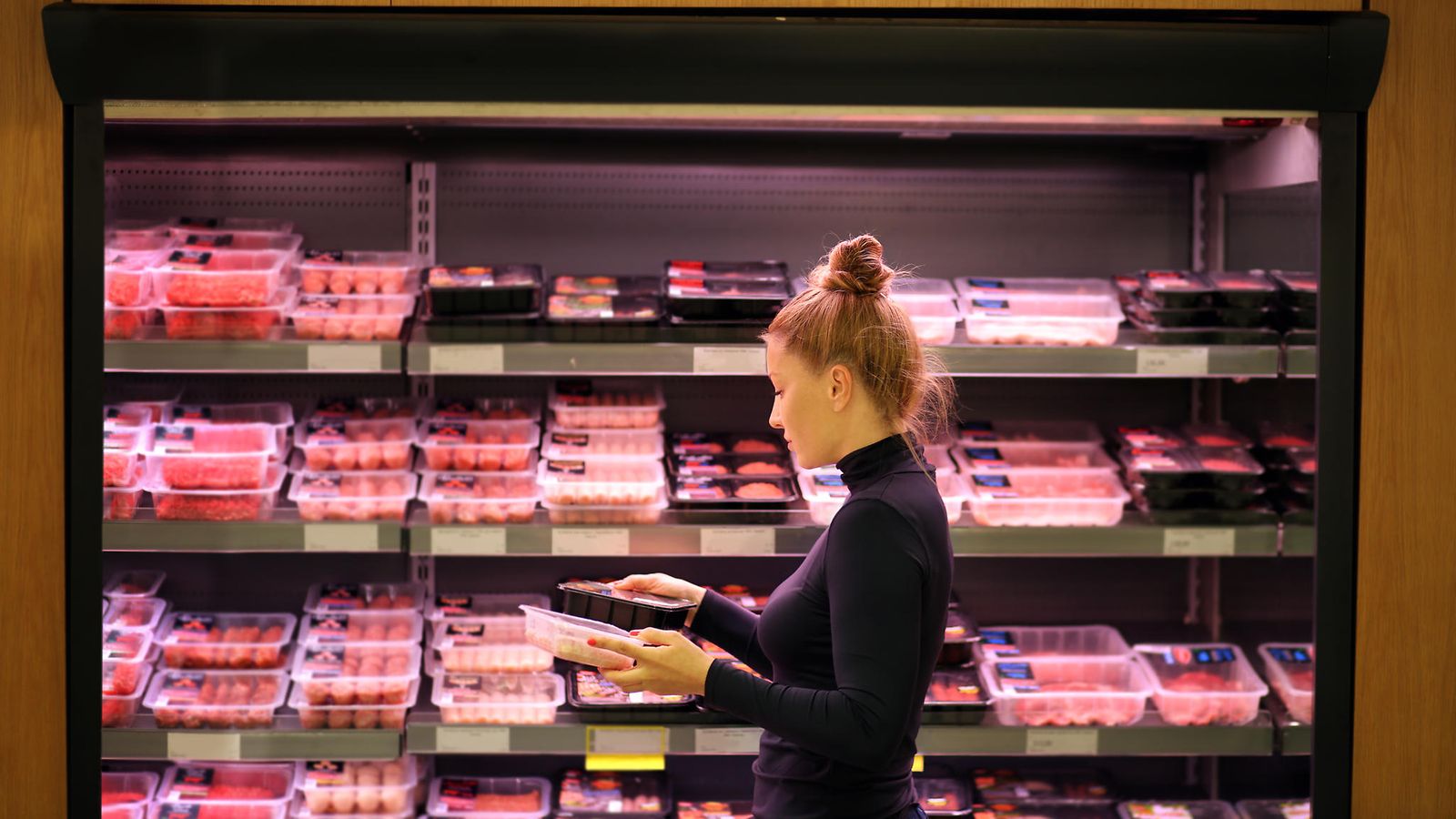 Nainen ostaa lihaa kaupassa