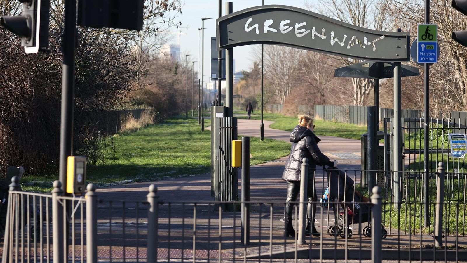 AOP Yleisnäkymä Greenwayn ja High Streetin eteläpuolelta sen jälkeen, kun vastasyntynyt tyttövauva löytyi kadulta Newhamissa, Itä-Lontoossa. Koiraansa ulkoiluttamassa ollut yleisön jäsen soitti poliisille torstaina 18.1.2024.