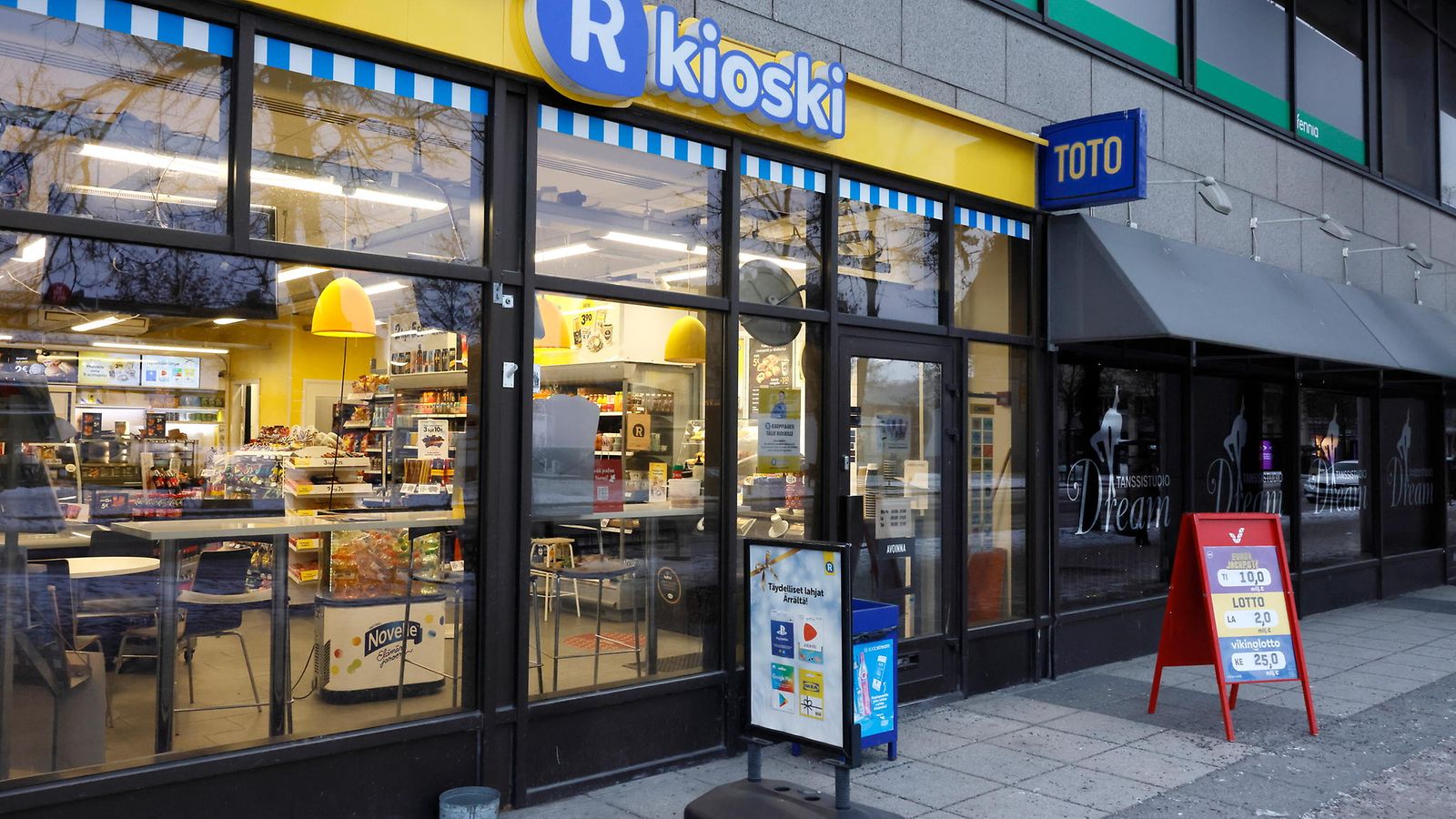 R-kioski Joensuun Koskikadulla marraskuussa 2023.