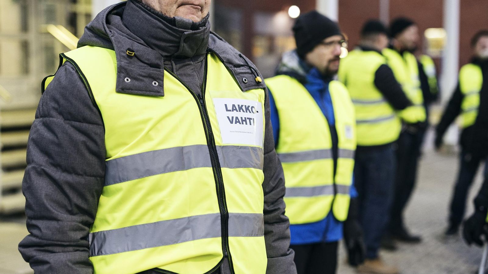 LK Lakkovahteja Sinebrychoffin Keravan panimon portilla 15. marraskuuta 2023.