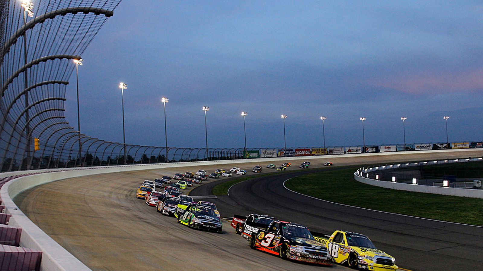 Austin Dillon ja Kyle Busch vievät letkaa huhtikuun Nascar-kisassa Tenneseen Libanonissa.