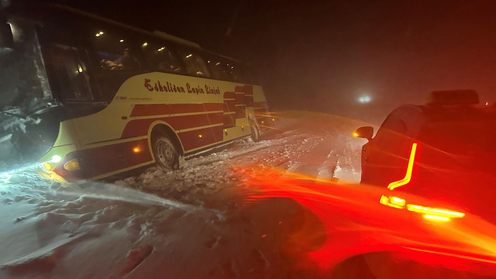 Taksiautoilija Paavo Palo kertoo talvisen myrskyn käännyttäneen kelataksin pois Kilpisjärventieltä. Myrskytuuli painoi myös linja-auton pientareelle.