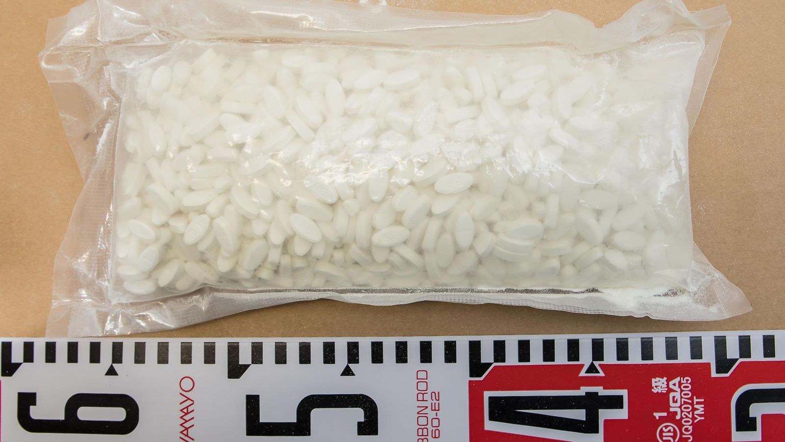 LK 9.2.2024 Poliisin välittämä handout-kuva takavarikoidusta huumetablettipussista. Helsingin poliisi takavarikoi esitutkinnassa poikkeuksellisen vaarallista synteettistä opioidia.
