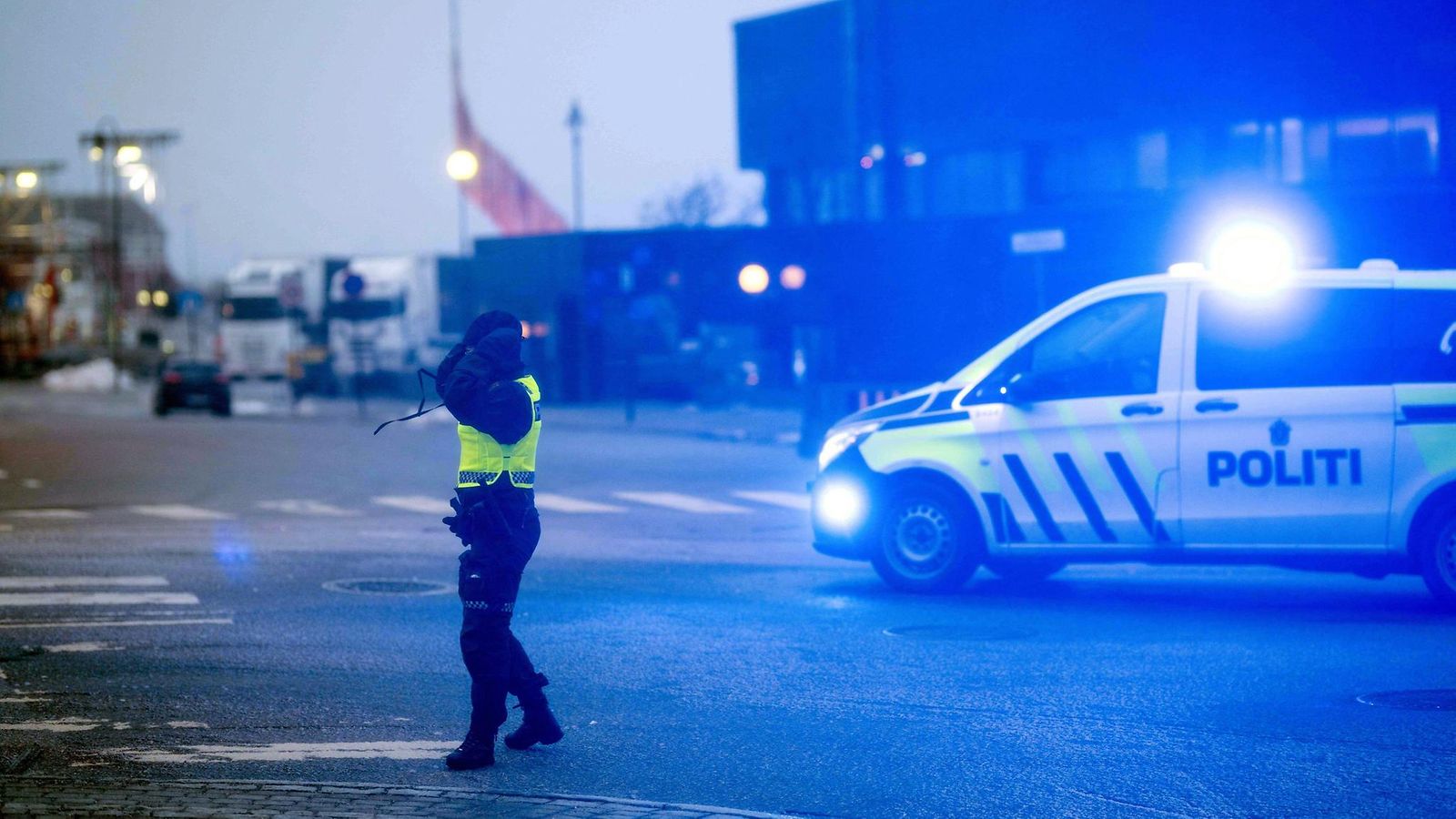 poliisi varoittaa kansalaisia lähestyvistä vaarallisista sääolosuhteista Bodon keskustassa Norjassa