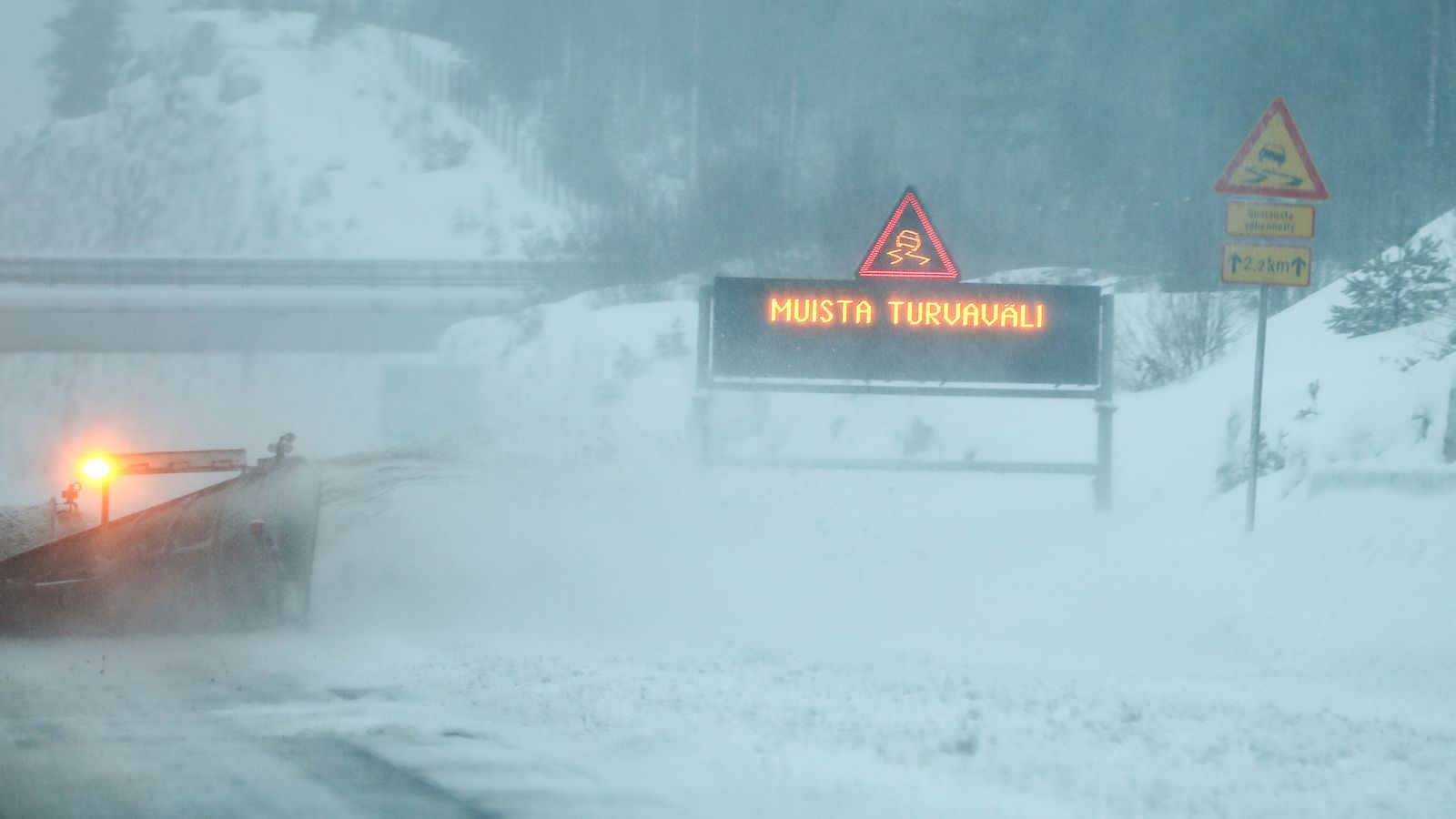 Helsinki-Turku -moottoritie. Kuvassa MUISTA TURVAVÄLI valo-opaste.