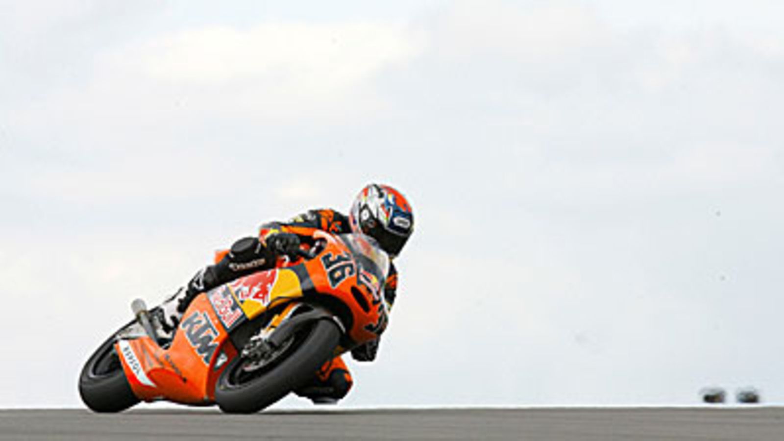 Mika Kallio kaasuttaa Doningtonissa. Kuva: F. Kirn.