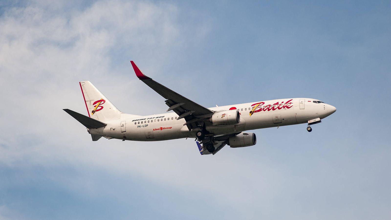 Batik Airin Boeing 737-800 -matkustajakone lähestymässä Changin kansainvälistä lentoasemaa.