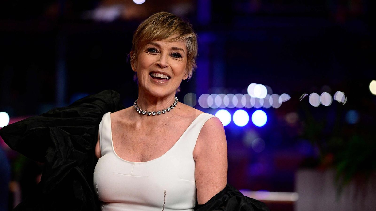 LK 13.3.2024 Yhdysvaltalaisnäyttelijä Sharon Stone poseerasi punaisella matolla ennen "Kultaisen karhun kunniatilaisuutta"  Berliinin elokuvajuhlilla 20. helmikuuta 2024.