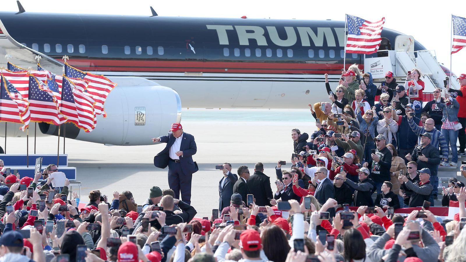 Republikaanien todennäköinen presidenttiehdokas Donald Trump puhumassa kannattajilleen Vandaliassa, Ohiossa, 16. maaliskuuta 2024.