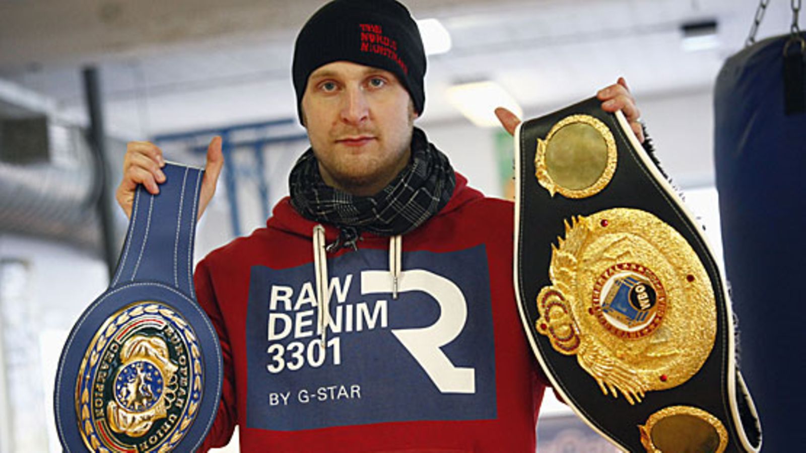 Robert Helenius ja EU-mestaruusvyö sekä WBO-intercontinental-tittelivyö.