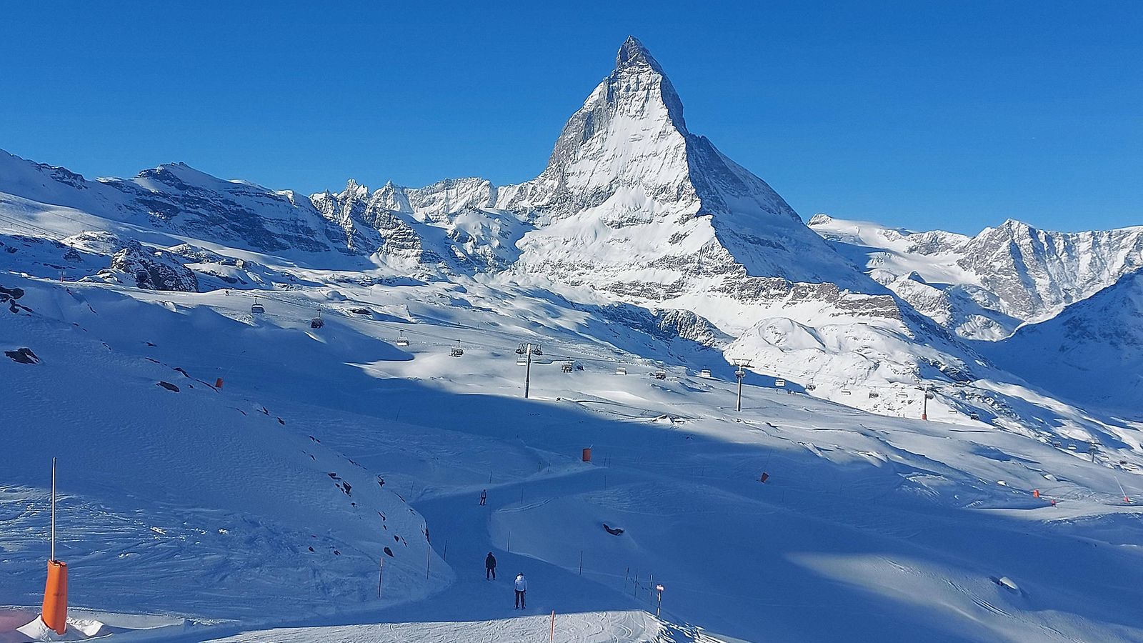 Laskettelijoita Zermattin laskettelualueella Sveitsissä joulukuussa 2023. Taustalla Matterhorn-vuori.