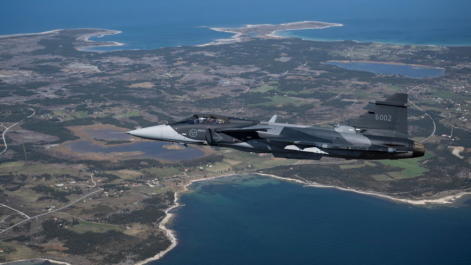 Ruotsin Saab JAS 39 Gripen -hävittäjä lensi Gotlannin saaren yllä Itämerellä toukokuussa 2022.