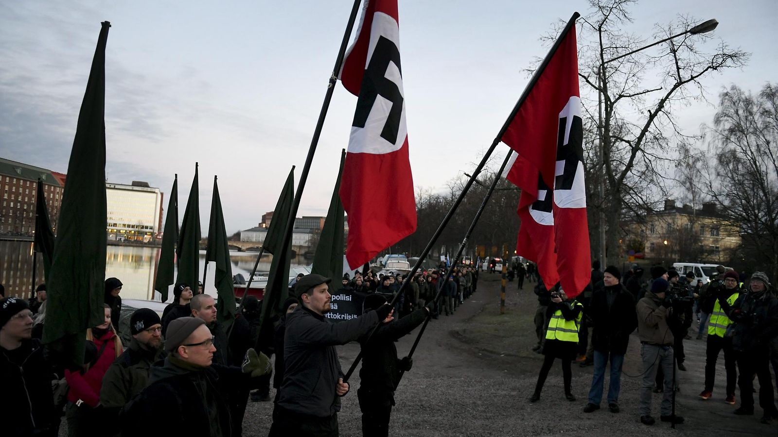 Uusnatsien Kohti vapautta! -marssi lähdössä natsien hakaristilippujen kanssa Kaisaniemestä Helsingissä itsenäisyyspäivänä 6. joulukuuta 2018.