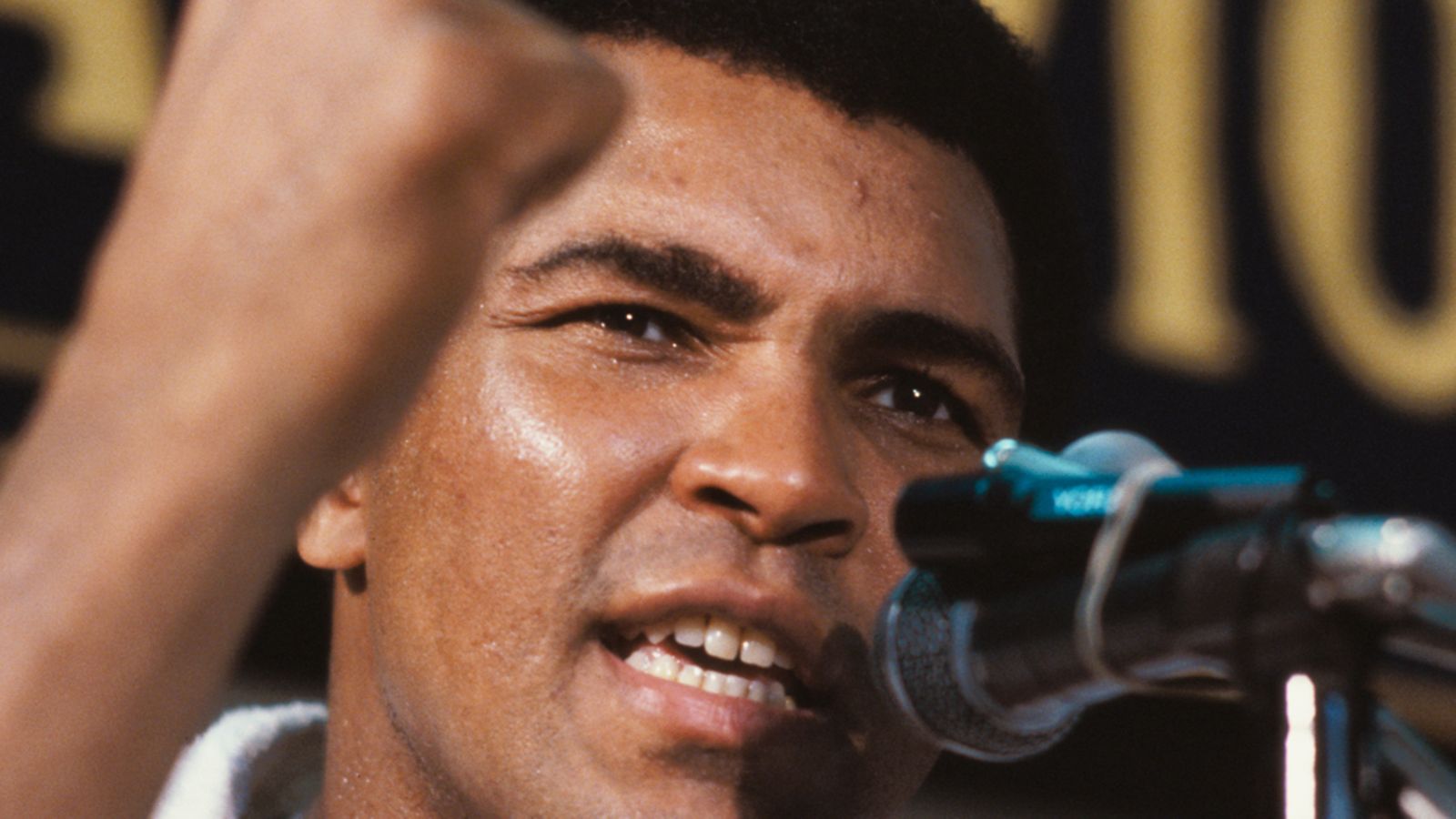 Muhammad Ali palasi vuonna 1980 ja uhosi lyövänsä Larry Holmesin.