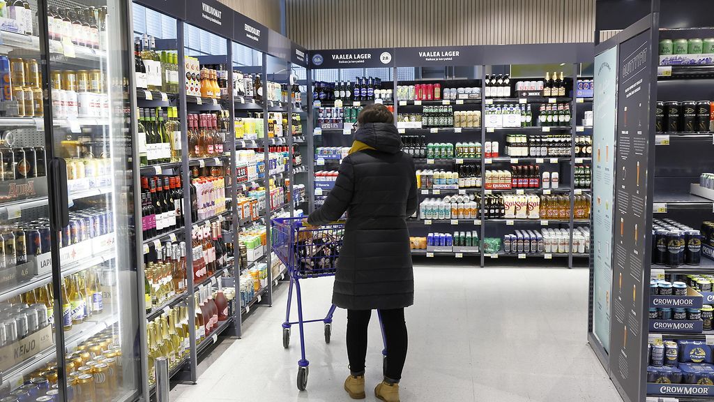 Alkoholin tilastoitu kulutus väheni