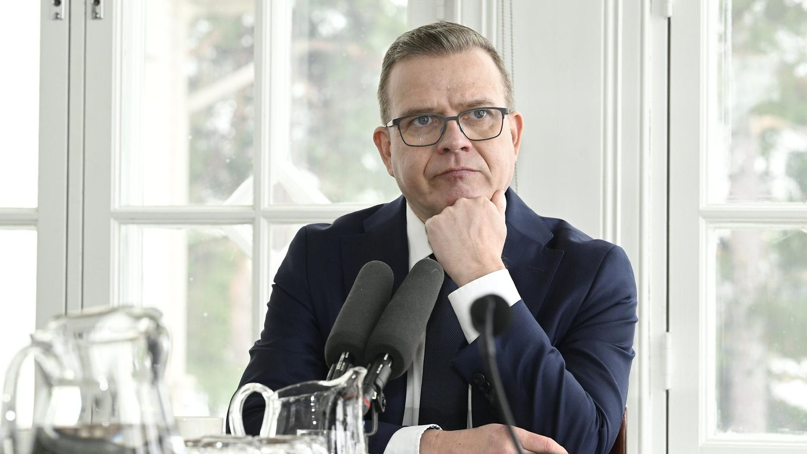 LK 080424  Pääministeri Petteri Orpo ennen Ylen suoraa Pääministerin haastattelutunti -lähetystä Kesärannassa Helsingissä 7. huhtikuuta 2024.