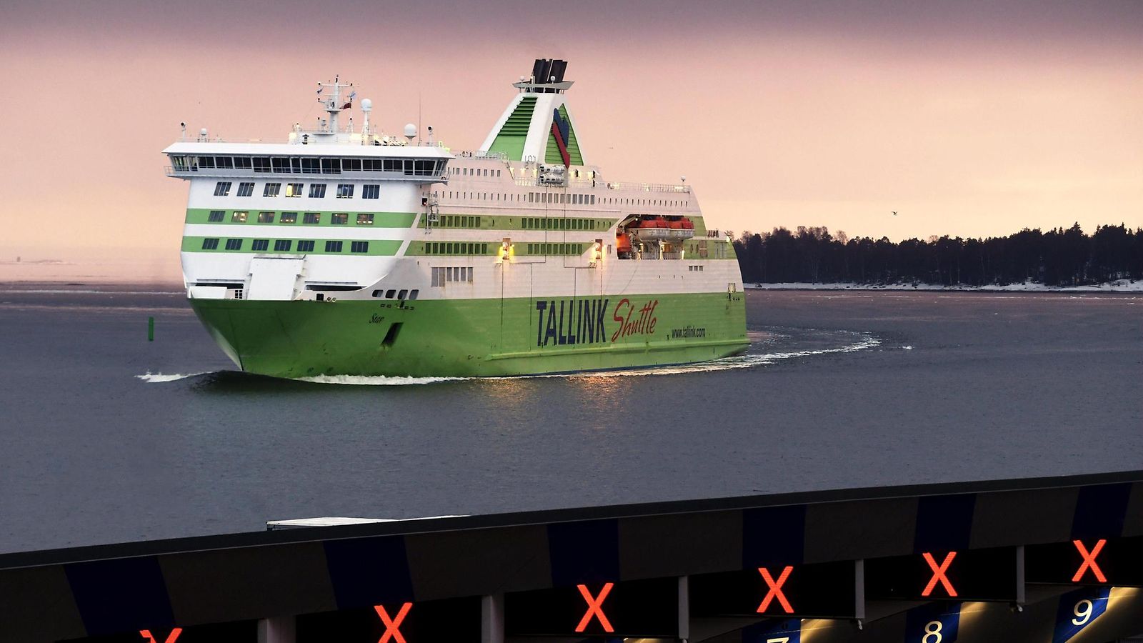 LK 8.4.2024 Tallink Siljan matkustajalaiva Star saapuu auringonlaskun aikaan Länsisatamaan Helsinkiin 15. maaliskuuta 2021.