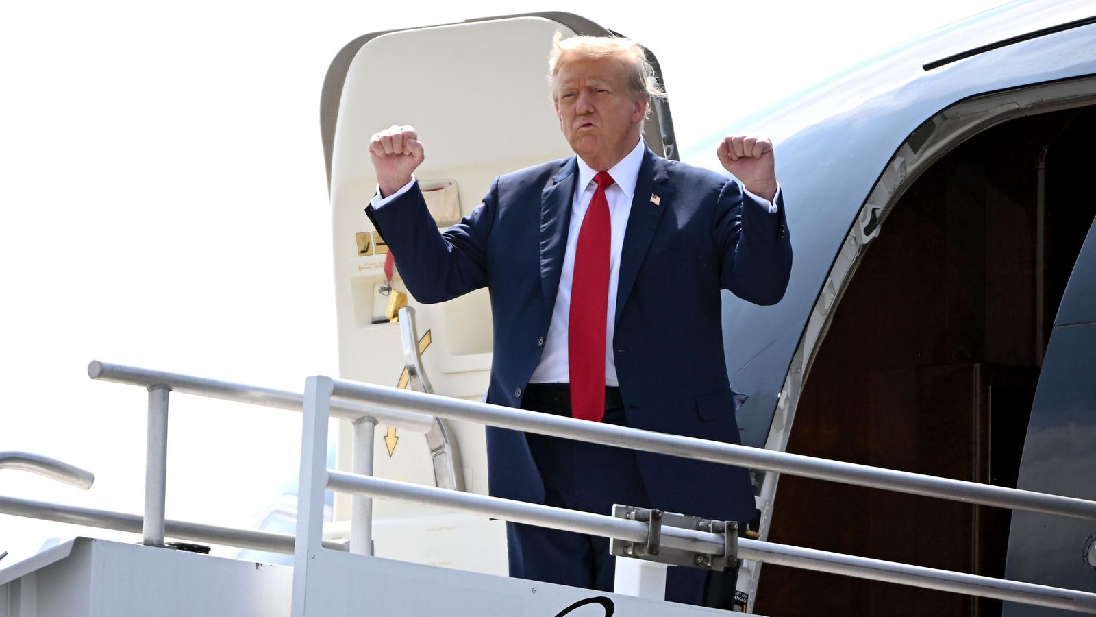 Donald Trump astumassa ulos lentokoneesta Atlantassa.
