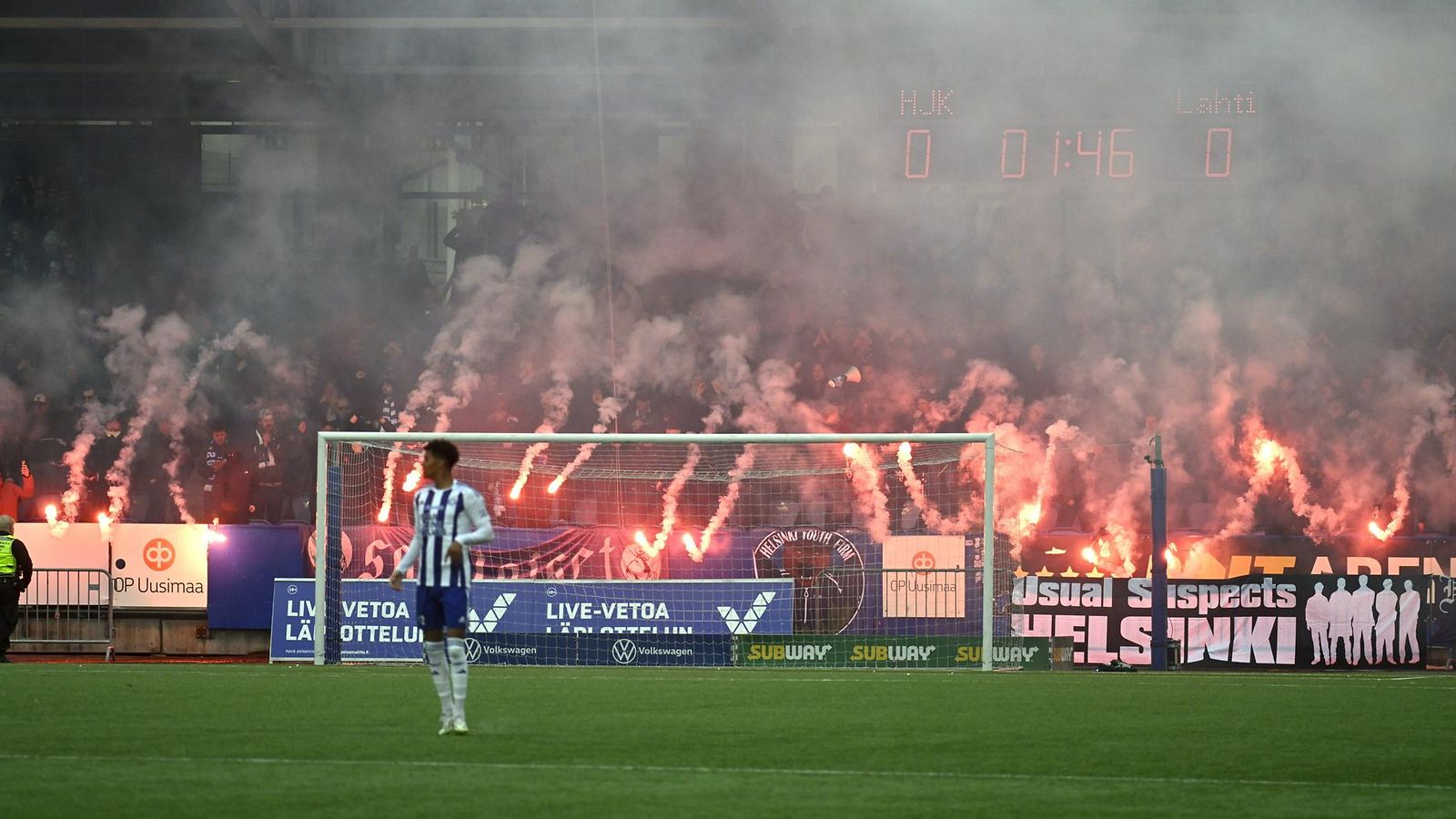 LK 11.4.2024 HJK:n jalkapallokannattajat soihtujen kanssa vauhdissa katsomossa miesten Jalkapallon Veikkausliigan ottelua HJK vs FC Lahti 11. huhtikuuta 2024 Helsingissä.