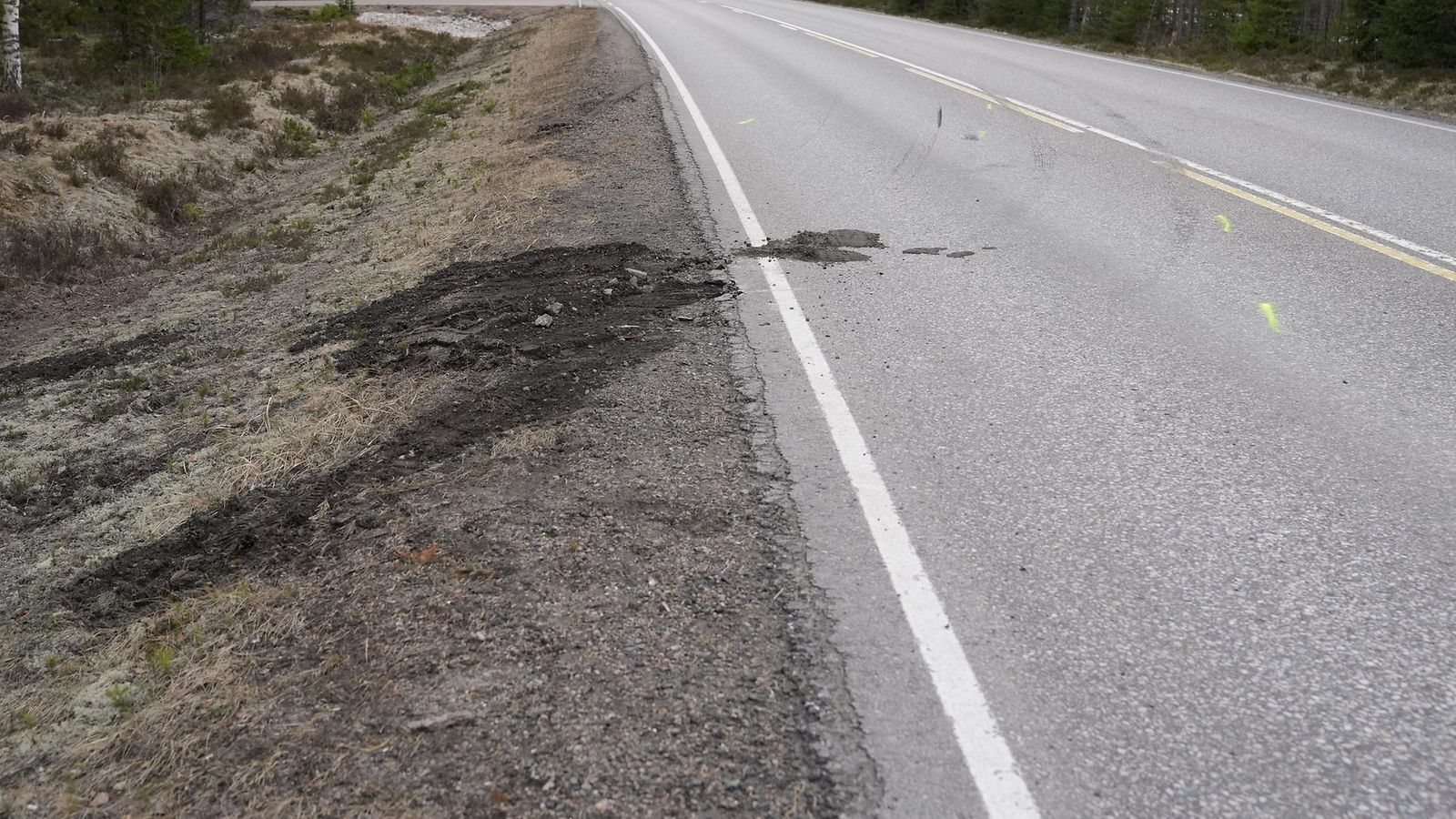 Naisen ampumisesta epäilty mies kuoli kiinniottotilanteessa tiistaina iltapäivällä Juupajoella, kun poliisi ampui häntä. Poliisi oli aiemmin pysäyttänyt piikkimatolla poliisia ajoneuvolla paenneen miehen. Mies ajoi kantatiellä 66.