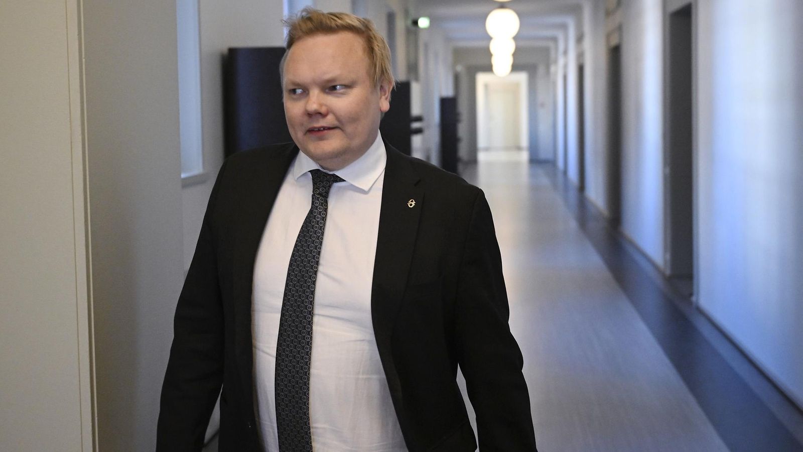 Keskustan kansanedustaja Antti Kurvinen eduskunnassa huhtikuussa.