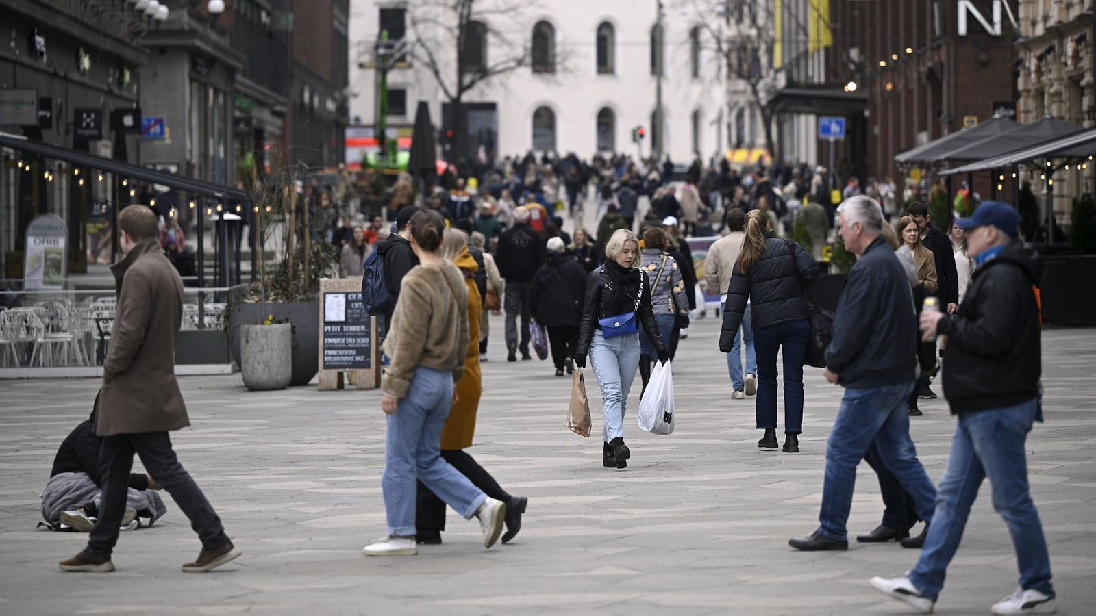 Kävelijöitä Keskuskadulla Helsingissä lauantaina 13. huhtikuuta 2024.