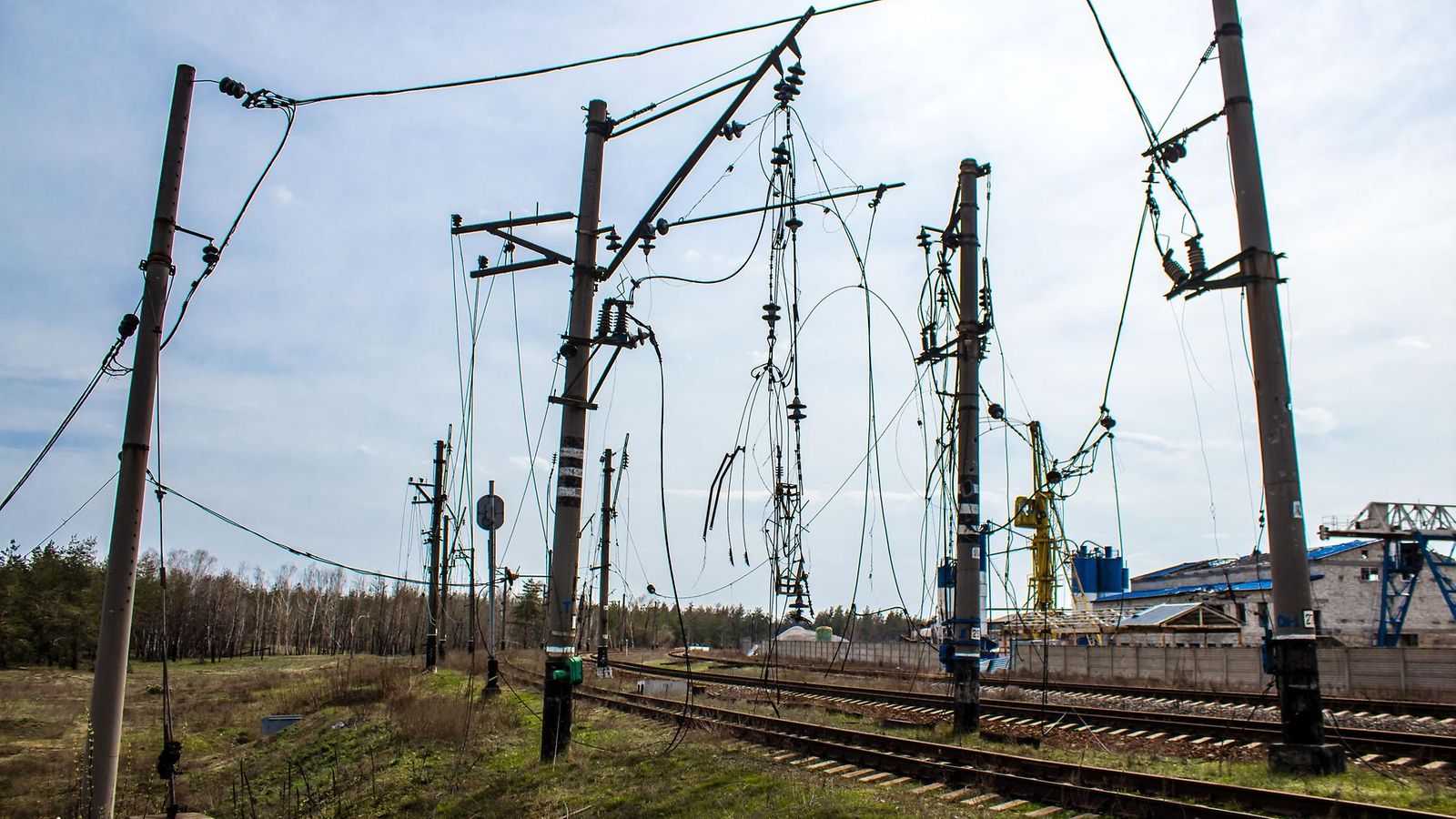 AOP Rautatie ja rautatieasema vaurioituivat pahoin venäläisten hyökkäystä seuranneen Lymanin taistelun aikana tapahtuneissa pommituksissa. Kuva julkaistu 8.4.2023.