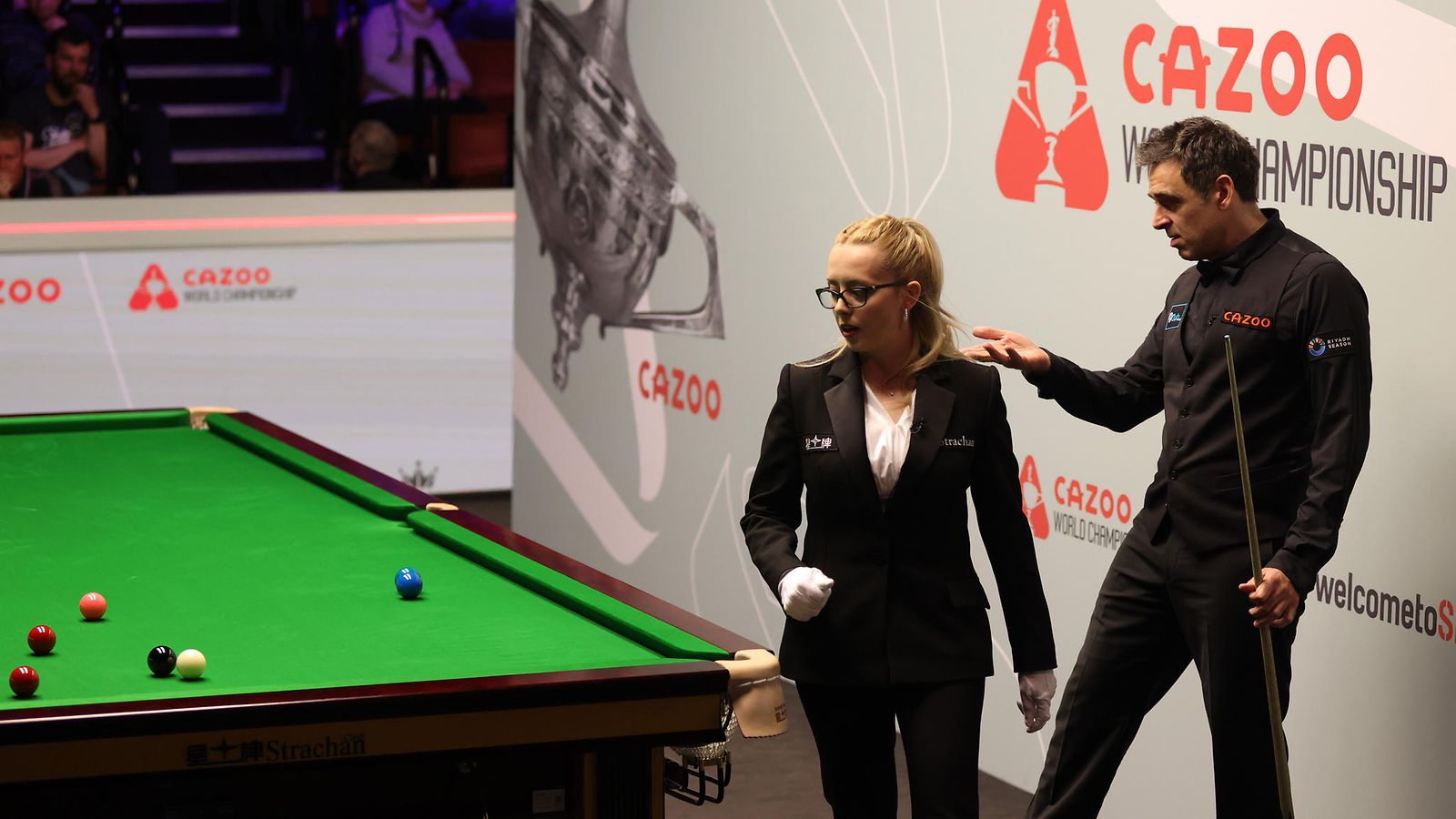 Ronnie O'Sullivan ja tuomari Desislava Bozhilova väittelivät MM-puolivälierien kohutilanteesta.