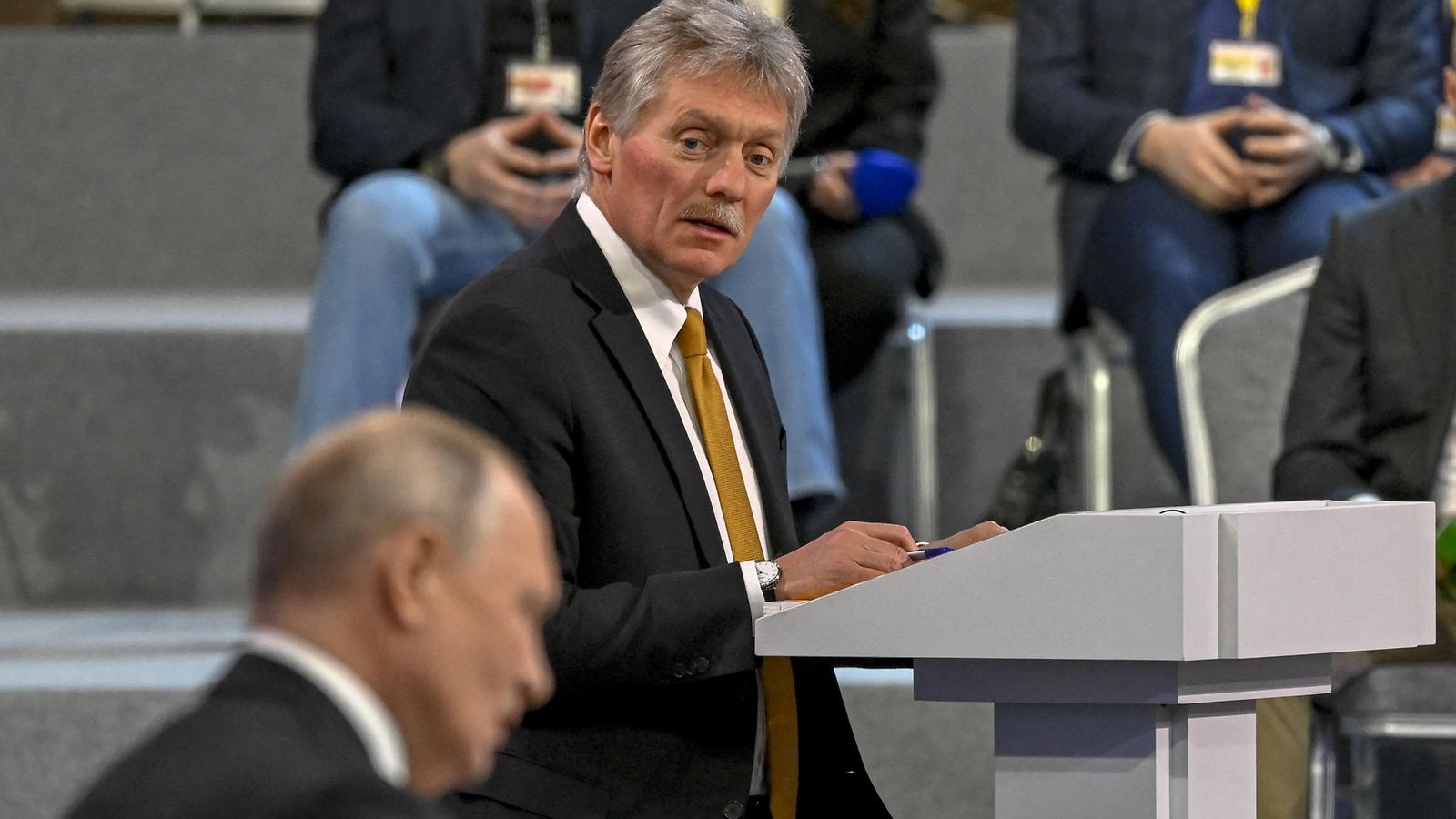 Kremlin tiedottaja Dmitri Peskov joulukuussa 2023. Etualalla presidentti Vladimir Putin.