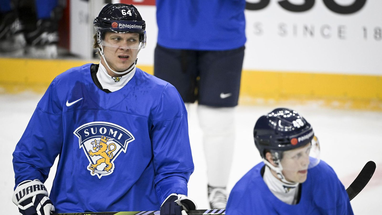 Mikael Granlund (vas.) on Leijonien MM-joukkueen kapteeni ja kirkkain tähti.