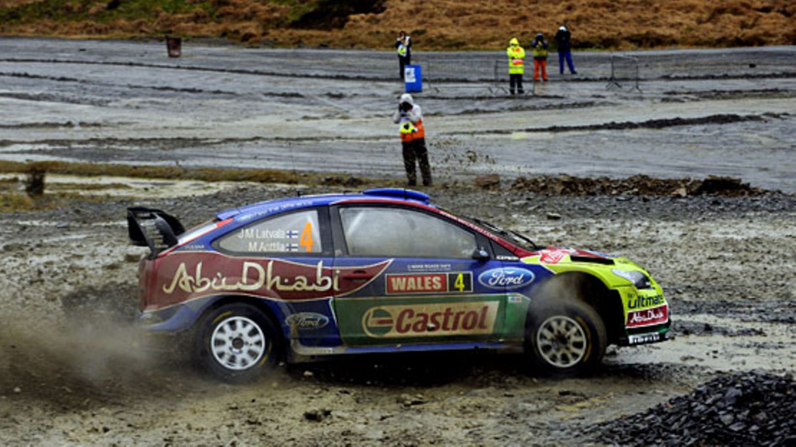 Jari-Matti Latvala Britannian MM-rallissa 2010.