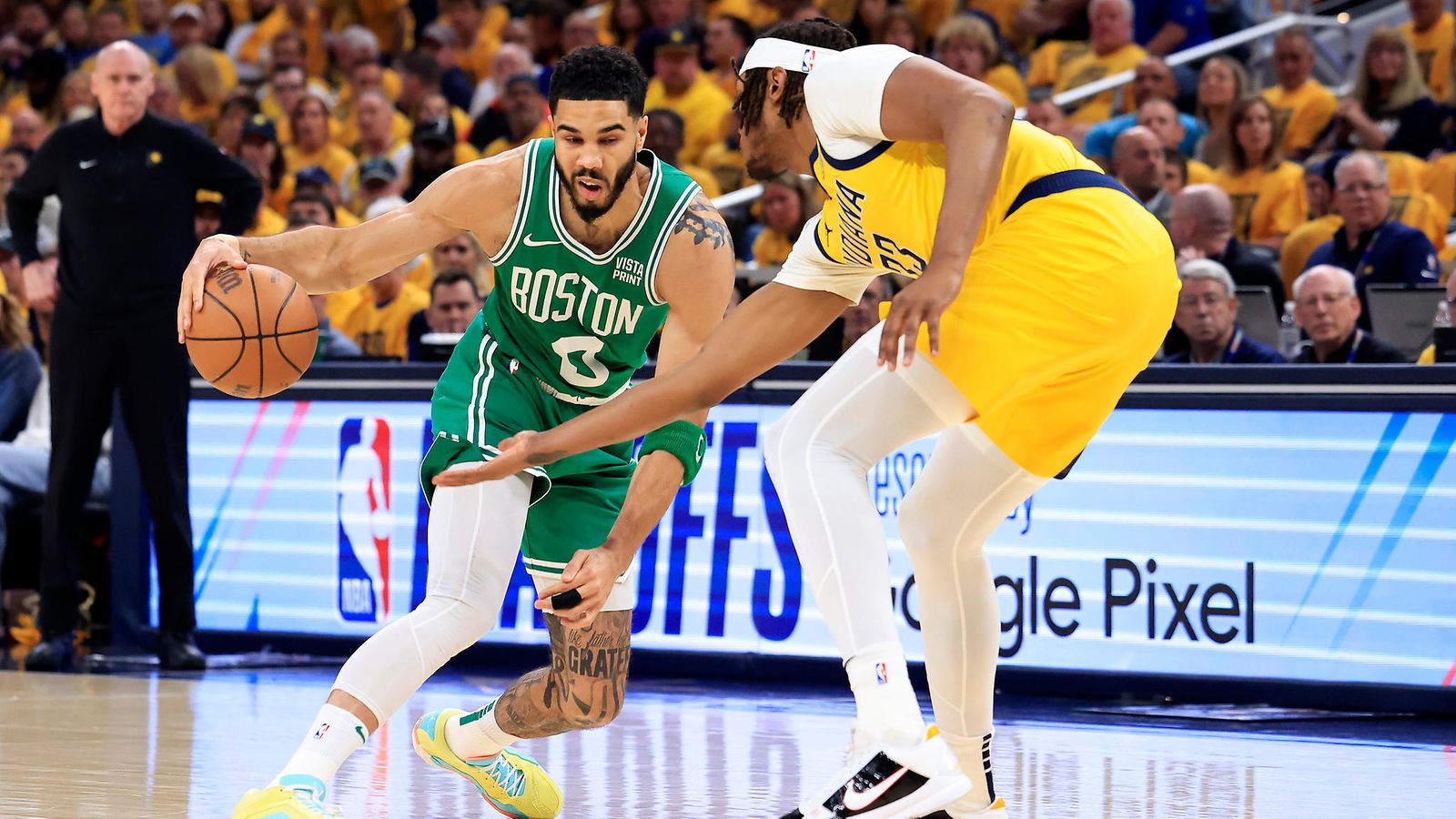 Boston Celticsin Jayson Tatum (vas.) oli Indiana-sarjan 4. ottelun hahmo.