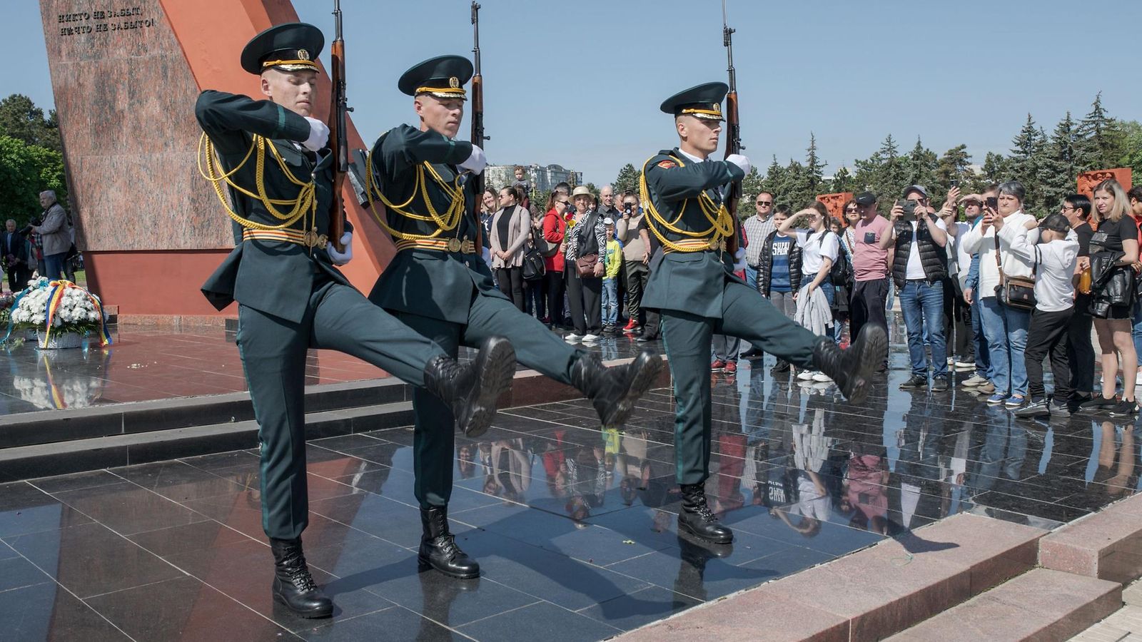 Moldovan armeijan sotilaita voitonpäivän paraatissa.