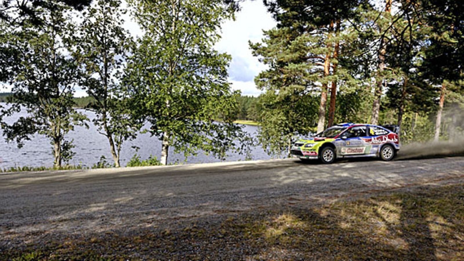 Jari-Matti Latvala kaasuttelee Keski-Suomen soralla kesällä 2010.