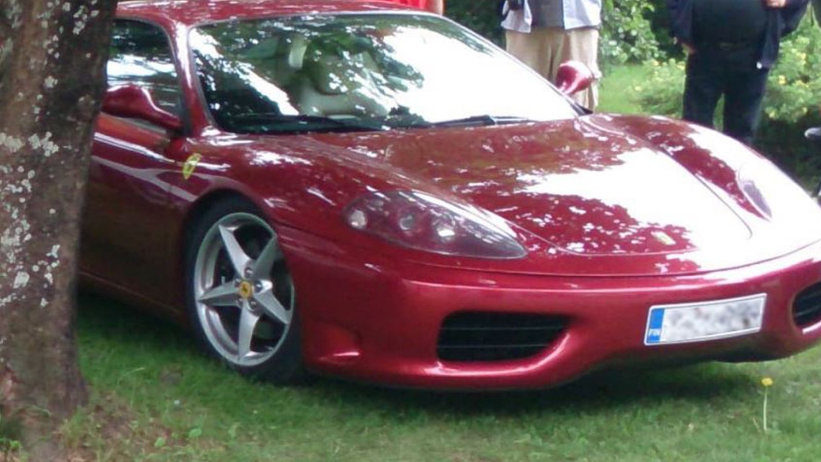 2606 poliisi etsii anastettu ferrari