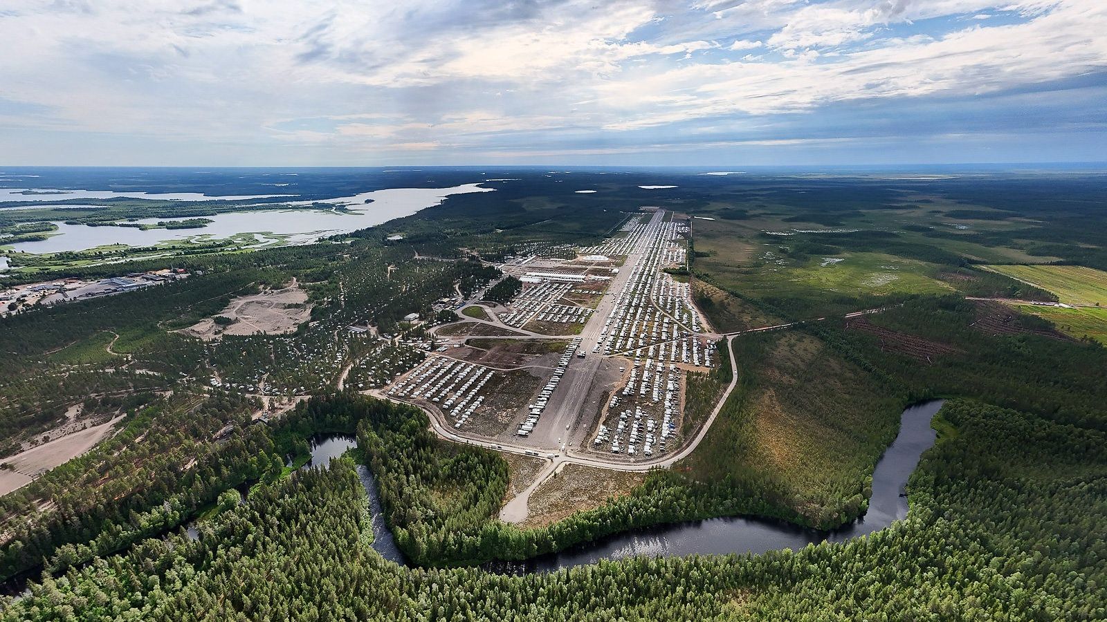 Suviseurat Pudasjärven lentokentällä, ilmakuva.