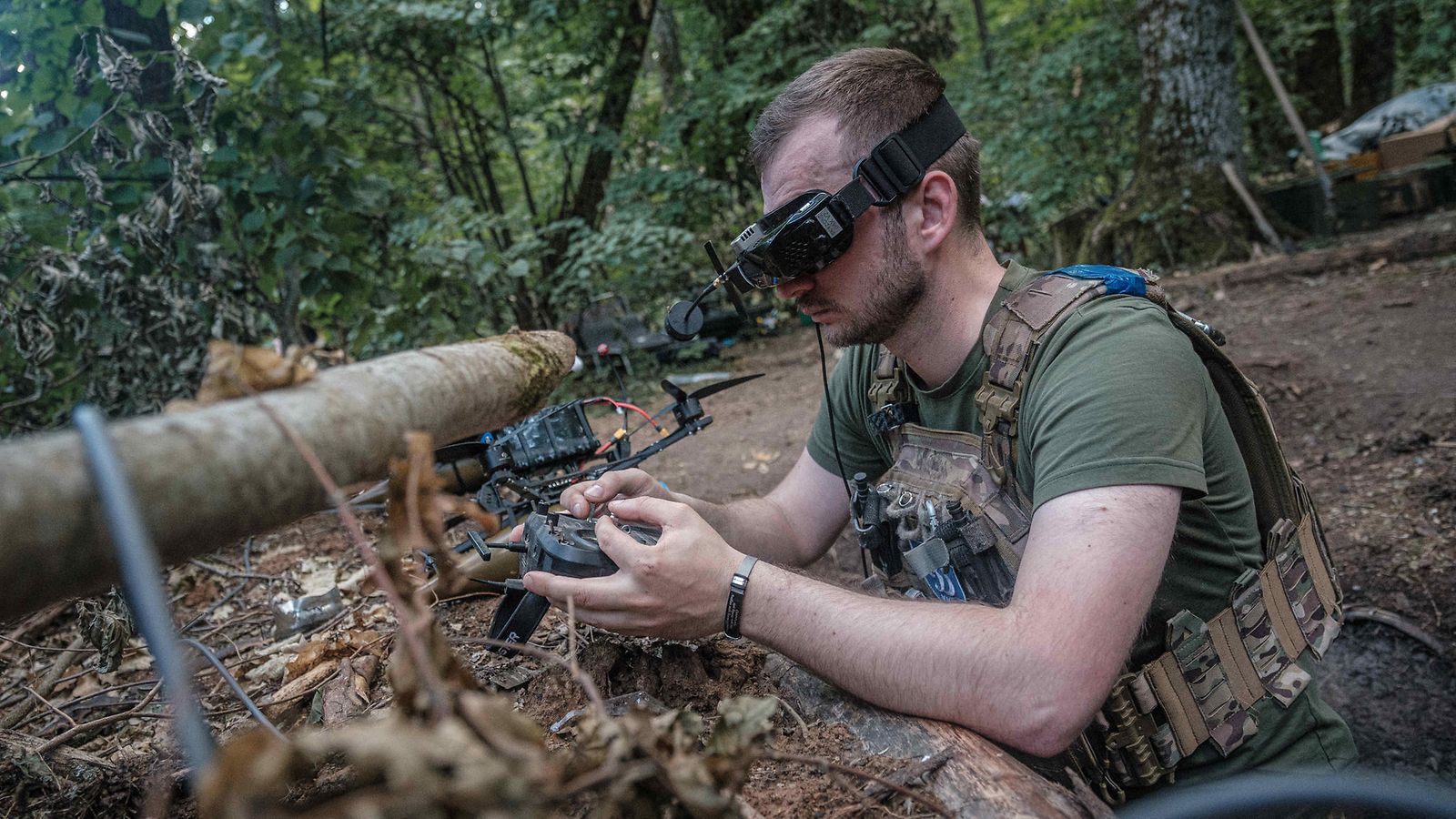 Ukrainalainen FPV-dronen ohjaaja Harkovan alueella kesäkuussa.