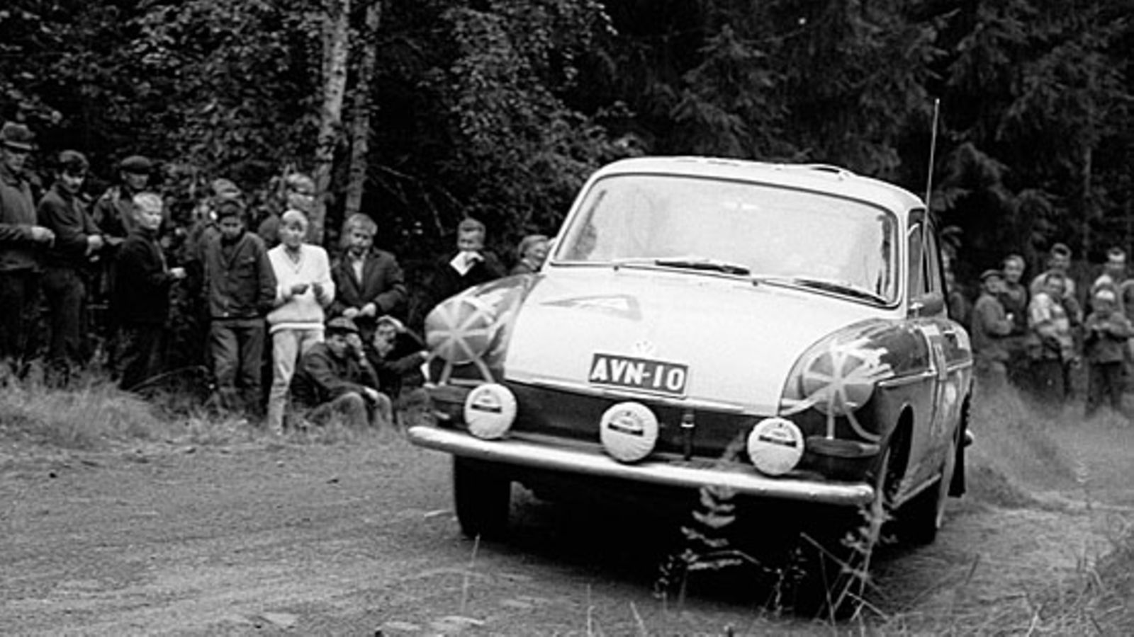 Pauli Toivonen ja Volkswagen 1500 S Jyväskylän suurajoissa 1960. Kuva: Reijo Koskinen/LEHTIKUVA.