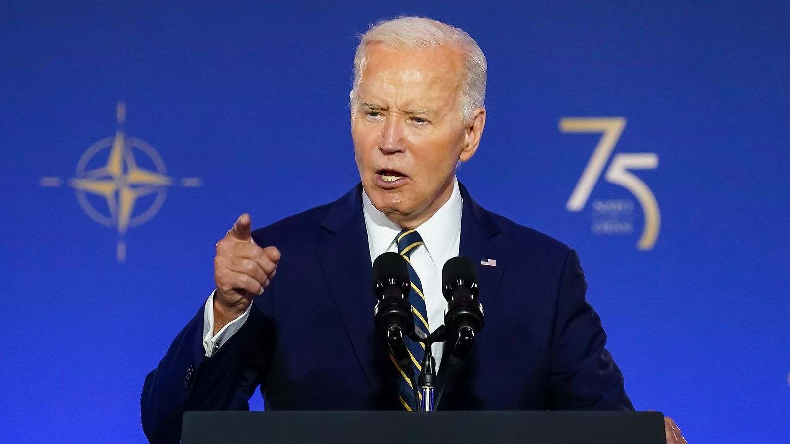 Joe Biden puhuu Naton huippukokouksessa 2024.