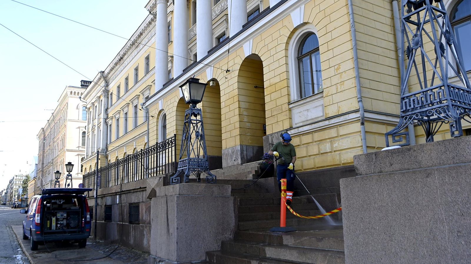 Valtioneuvoston linnan puhdistustöitä