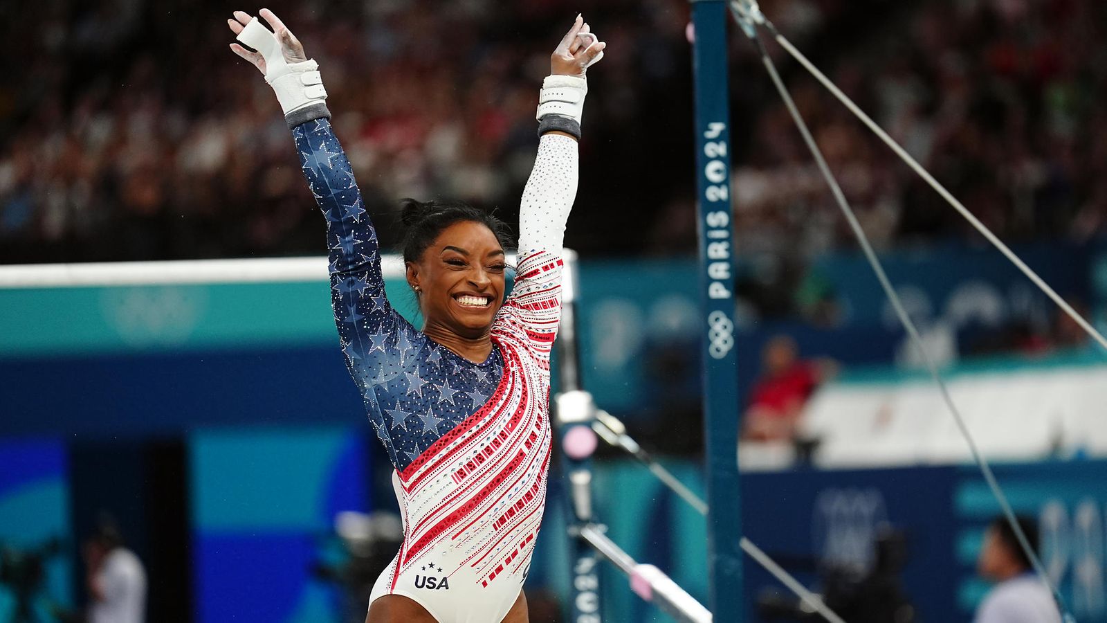 Simone Bilesilla oli syytä leveään hymyyn tiistaina Pariisin Bercy Arenalla.