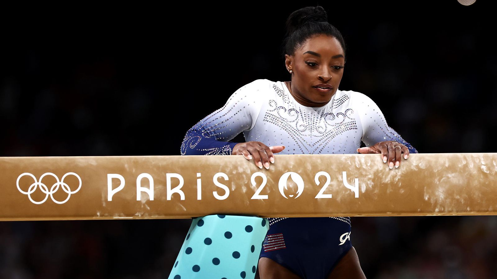 Simone Biles putosi puomilta olympiafinaalissa.