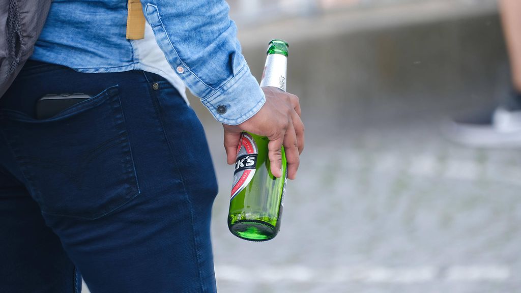 Alaikäiset saavat alkoholia helposti – ryhmäpaine kannustaa juomiseen