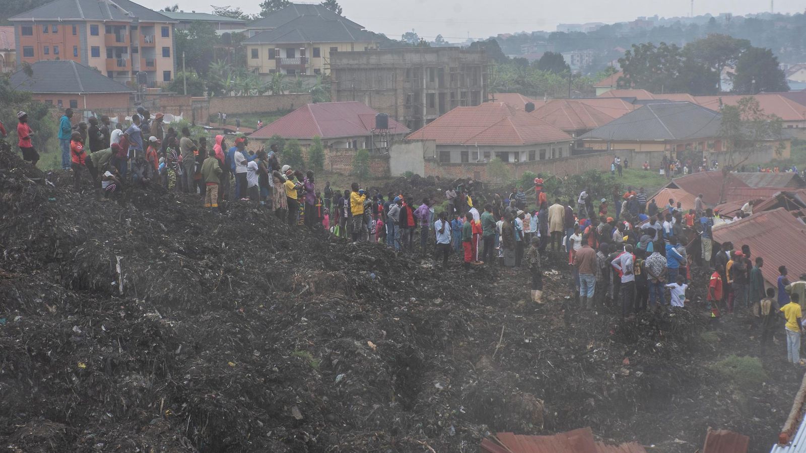 Plastustyöt ovat käynnissä Ugandan Kampalassa kaatopaikan sorruttua AOP