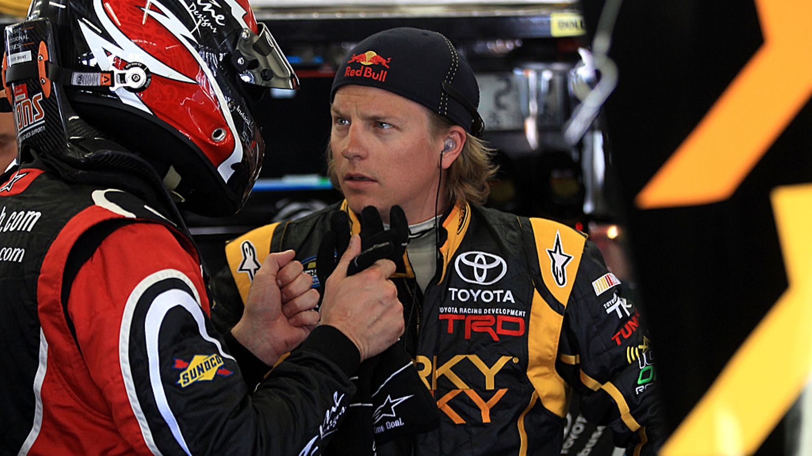 Kyle Busch ja Kimi Räikkönen keskustelevat Charlotten varikolla.