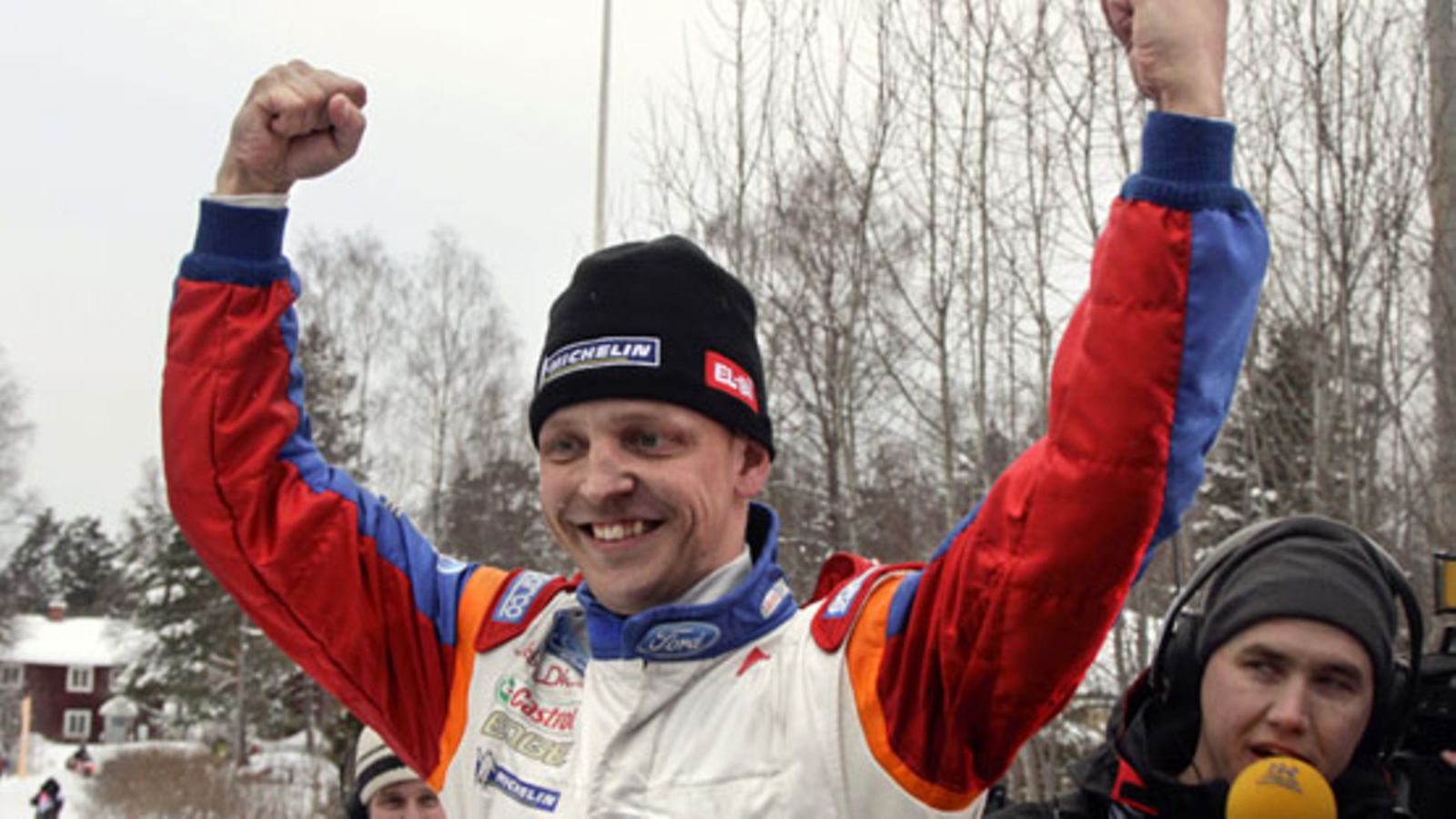 Mikko Hirvonen tuulettaa Ruotsin MM-rallin voittoa.