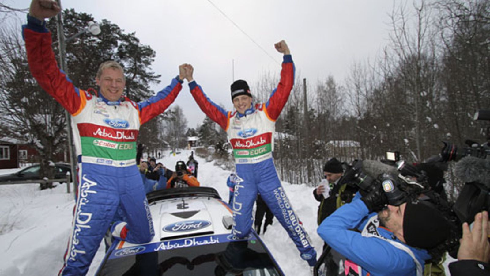 Mikko Hirvonen ja Jarmo Lehtinen tuulettavat Ruotsin MM-rallin voittoa.